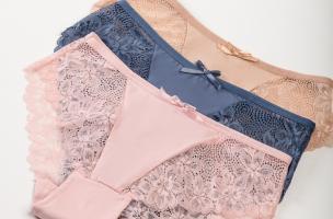 Set of three panties with lace, various colors