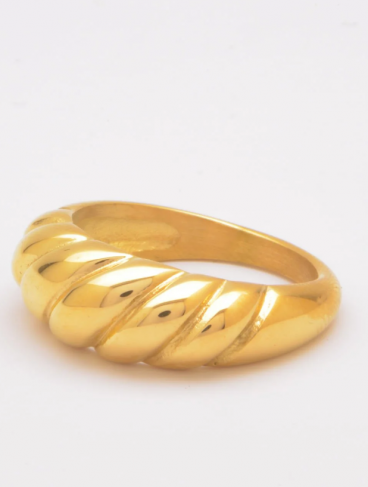 Elegant ring, ART544, gold color.