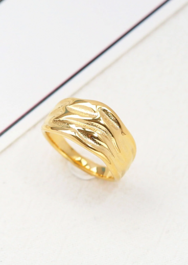 Elegant ring, ART2112, gold color.