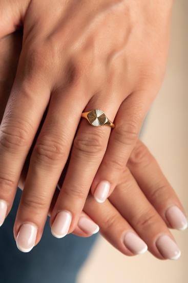 Elegant ring, ART2104, gold color.