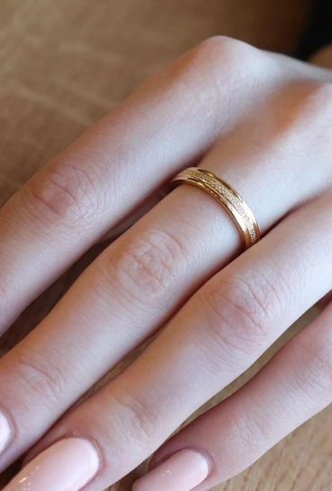 Elegant ring, ART489, gold color.