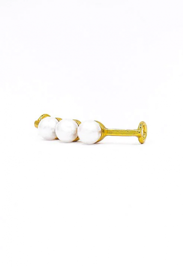 Shoe accessory with decorative pearls, gold color.