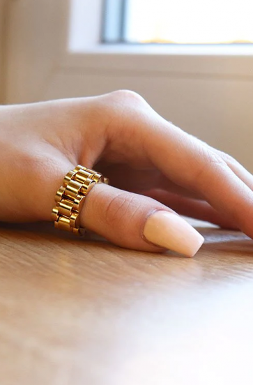 Elegant ring, gold color.