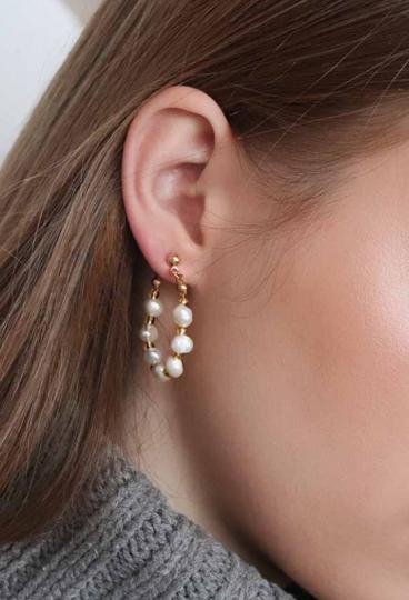 Silver earrings with imitation pearls, gold color.