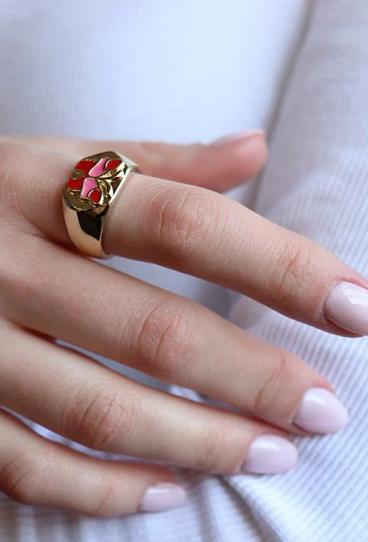 Elegant ring, red color