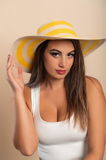 Fashion hat with stripe print, yellow