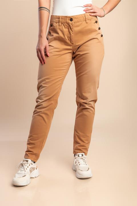 The model is 170 cm tall
